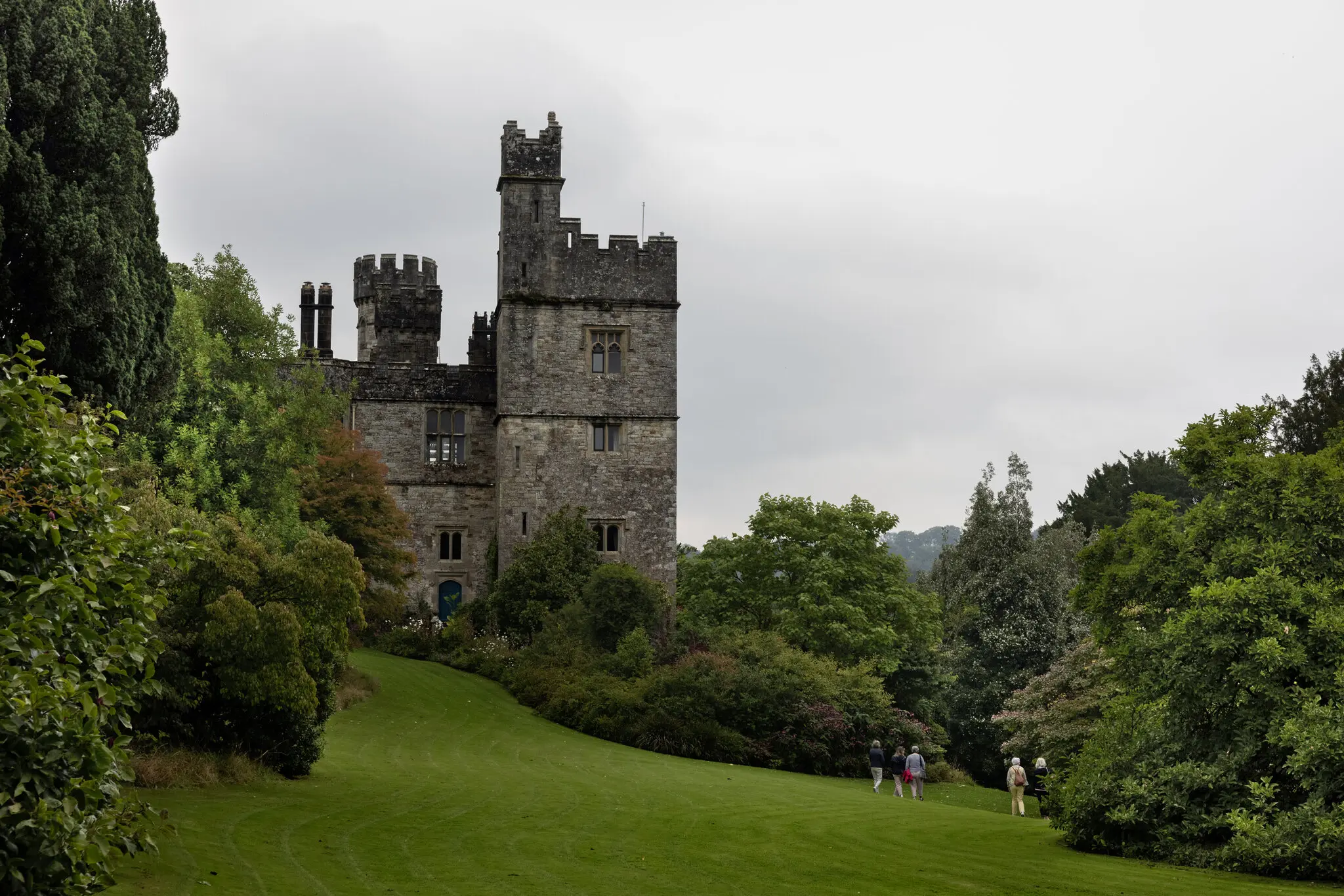 Замок Лісмор розташований у самому серці долини Блеквотер в Ірландії, як географічно, так і культурно.